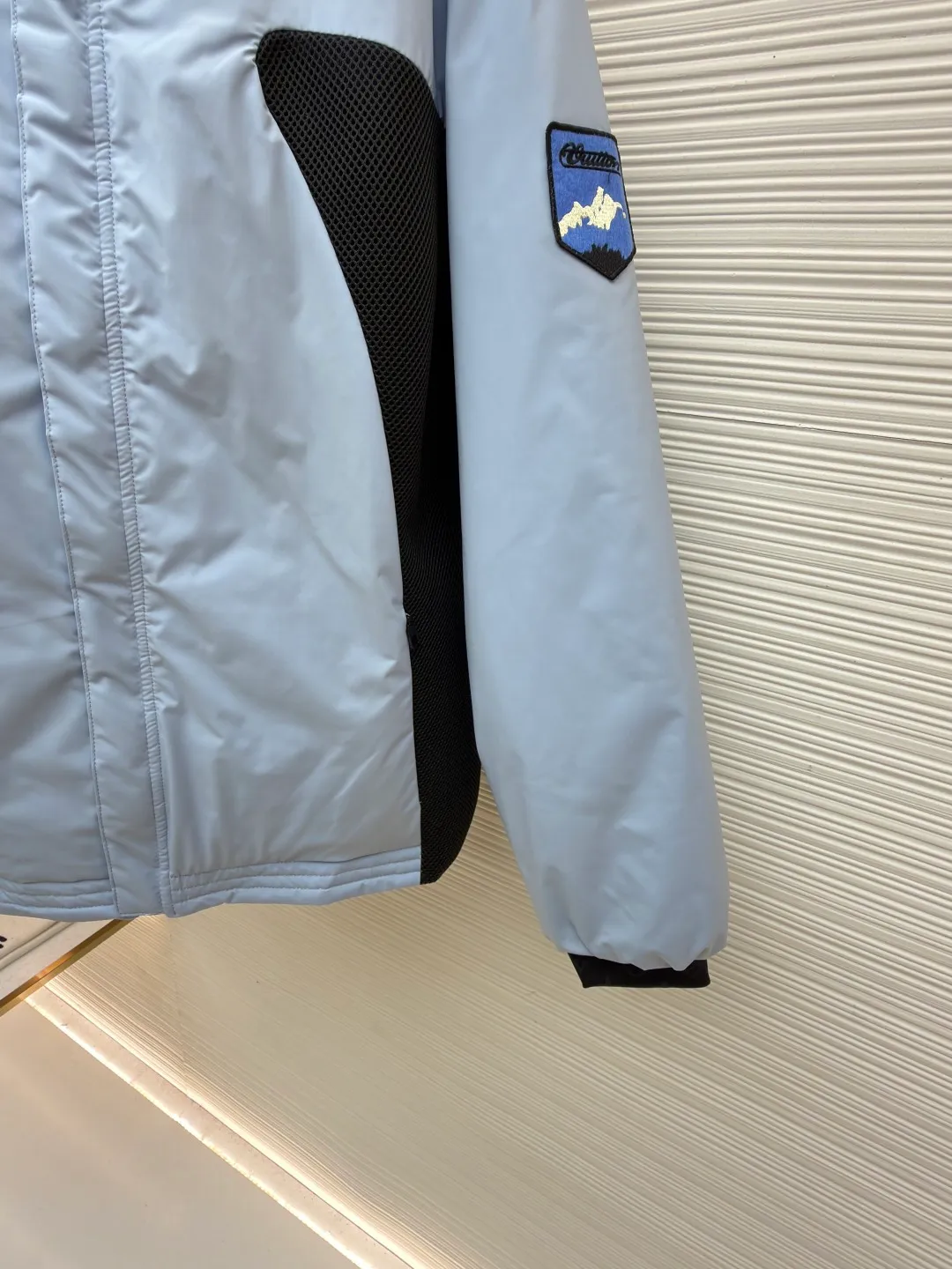 LOUIS VUITTON double-sided turtleneck jacket with badge logo ●Original version: Purchased and developed by 24038 ●Item number: 1682249-C30 ●Fabric: cotton fabric ●Technology: made on positioning cutting machine ●Color: blue/black ●Version: fitted version ●Weight: about 920 grams ●Size: 46-48-50-52 ●Description: This color-blocked outdoor jacket is made of professional outdoor functional fabrics. The main body is made of high-density nylon windproof fabric. It has been treated with three-proof technology and has waterproof, oil-proof, and anti-static properties. The fabric has strong dimensional stability and is not easy to deform after being pre-shrunk. The body is spliced ​​with black breathable mesh fabric. The mesh is woven with warp knitting technology. It has uniform pore size and excellent toughness, which not only enhances the visual layering but also improves the breathability of the wearer. The black splicing parts of the collar and cuffs are made of elastic rib fabric. After shaping treatment, it has good elasticity and fits the body shape without being tight. The badge logo is made using a composite process of heat transfer and embroidery. The color of the pattern is firm and the embroidery stitches are dense. The hardware accessories are all made of custom-made alloy and have been sandblasted and matte. The zippers are hidden in design, combined with three-dimensional tailoring and seamless gluing technology to make the overall shape crisp. The details take into account both functionality and design beauty, showing the quality of precision workmanship. The overall wiring is straight and delicate, the fabric is comfortable and soft, and the color is consistent without color difference. It can be matched with the same style to create a fashionable look and control various occasions. Customized accessories, complete with three standards, same style for men and women!